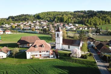 Kirche und Pfarrhaus Luftaufnahme